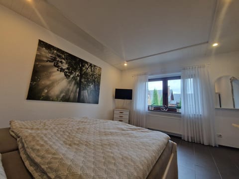 Bed, TV and multimedia, Photo of the whole room, Bedroom