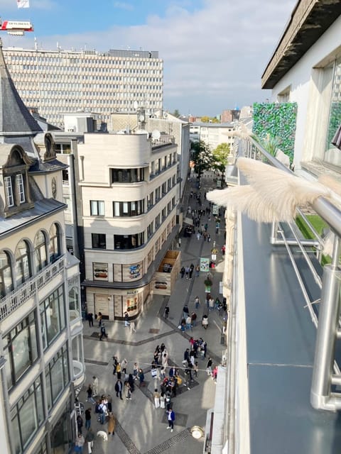 Property building, People, Neighbourhood, Bird's eye view, City view, Street view, Location