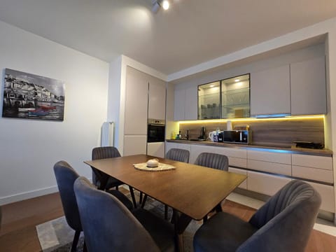 Kitchen or kitchenette, Dining area