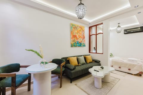 Bed, Living room, Photo of the whole room, Seating area, Bedroom, air conditioner