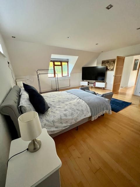 Bed, TV and multimedia, Evening entertainment, Bedroom