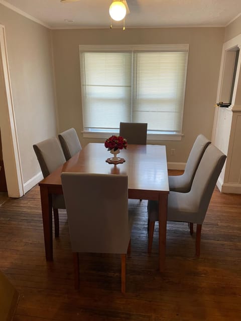 Private downtown cottage Apartment in Indianapolis