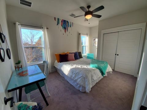 Actually walkable to square & Private Heated Pool House in Georgetown