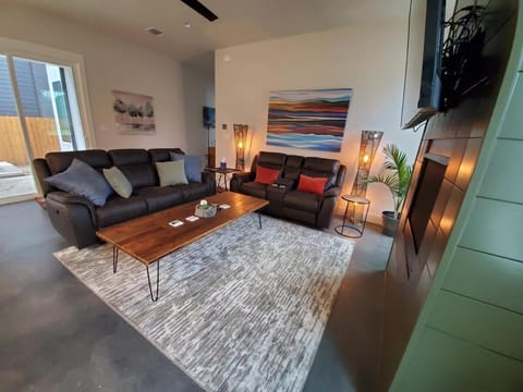 Actually walkable to square & Private Heated Pool House in Georgetown