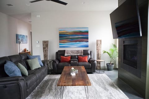 Actually walkable to square & Private Heated Pool House in Georgetown