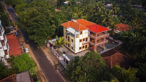 Neighbourhood, Bird's eye view, Location