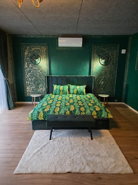 Bed, Living room, Photo of the whole room, Seating area, Bedroom