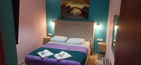 Bed, Bedroom, towels