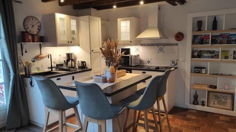 Kitchen or kitchenette, Seating area, Dining area, stove