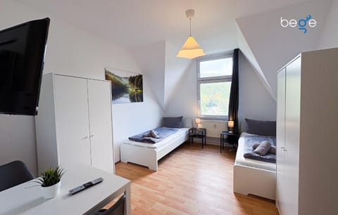 Bed, TV and multimedia, Photo of the whole room, Seating area, Evening entertainment, Bedroom, wardrobe