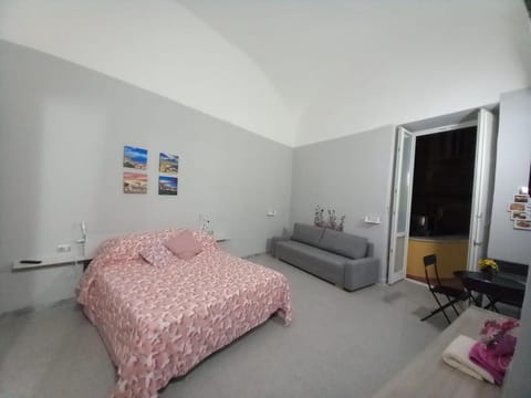 Bed, Photo of the whole room, Seating area, Bedroom