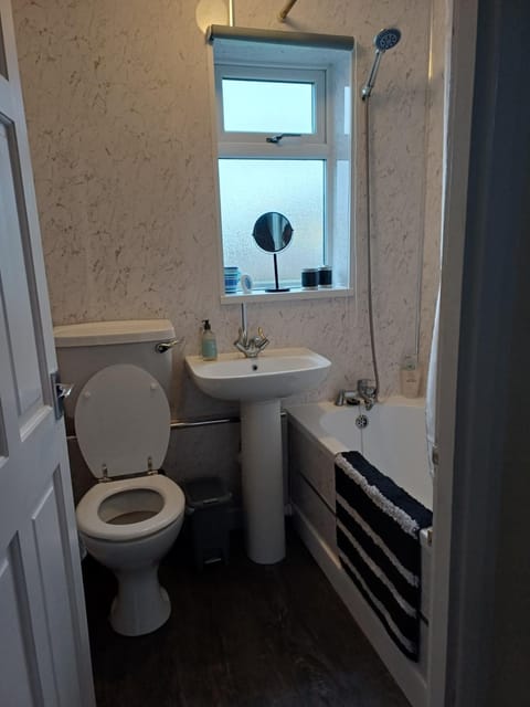 Sir Isaac Newton Grantham good access to A1 & A52 Pets stay FREE House in Grantham