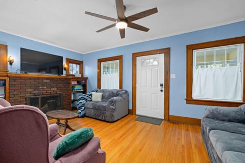 Communal lounge/ TV room, TV and multimedia, Living room, Seating area, Evening entertainment