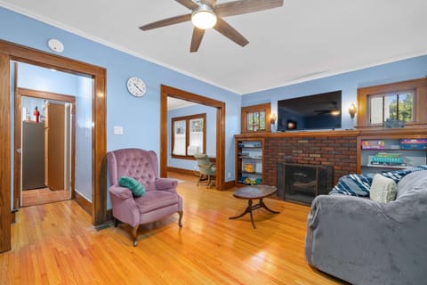 Communal lounge/ TV room, TV and multimedia, Living room, Seating area, Evening entertainment