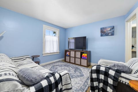 Communal lounge/ TV room, TV and multimedia, Living room, Seating area, Evening entertainment