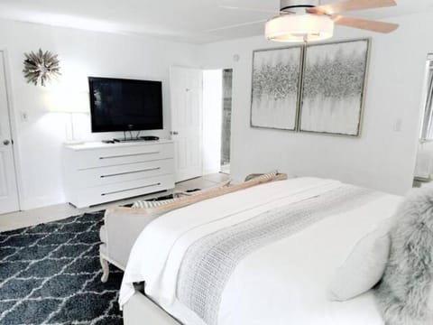 Bed, TV and multimedia, Bedroom