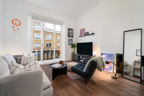 TV and multimedia, Living room, Seating area, Evening entertainment