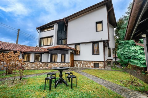 Property building, Spring, Day, Garden, Garden view