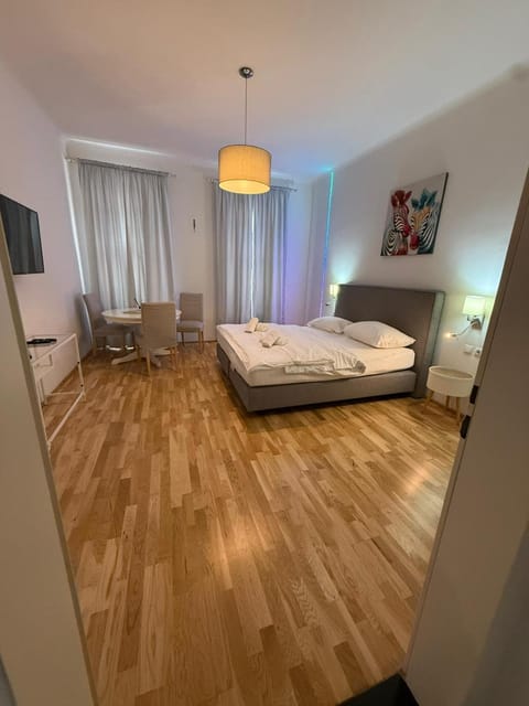 Bed, TV and multimedia, Bedroom, towels