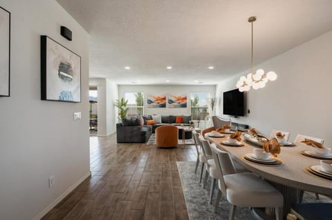 Luxury 5 BR Oasis Movie Room Fenced Yard House in Nor Este