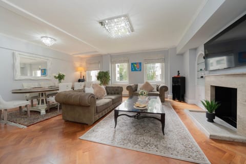 TV and multimedia, Living room, Seating area, Evening entertainment