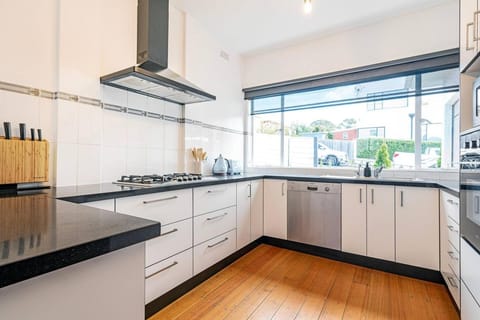 Kitchen or kitchenette, dishwasher, stove