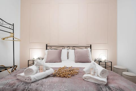 Bed, TV and multimedia, Photo of the whole room, Bedroom, towels