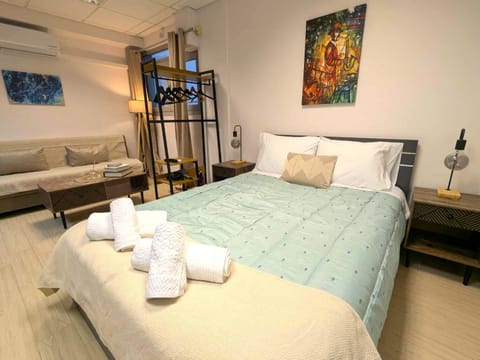 Bed, Photo of the whole room, Bedroom, towels