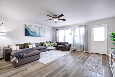 Hot Tub Nr Sea World Yard BBQ Swing Set Game Room House in San Antonio