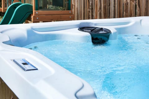 Hot Tub Nr Sea World Yard BBQ Swing Set Game Room House in San Antonio