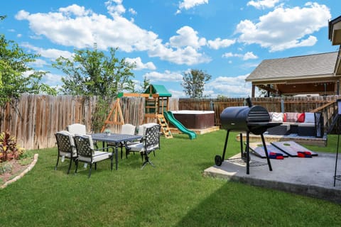 Hot Tub Nr Sea World Yard BBQ Swing Set Game Room House in San Antonio