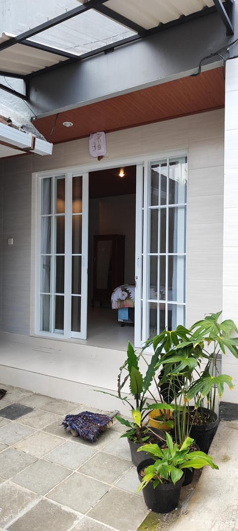 J homestay Bed and Breakfast in Denpasar