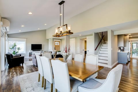 Communal lounge/ TV room, TV and multimedia, Living room, Dining area, air conditioner