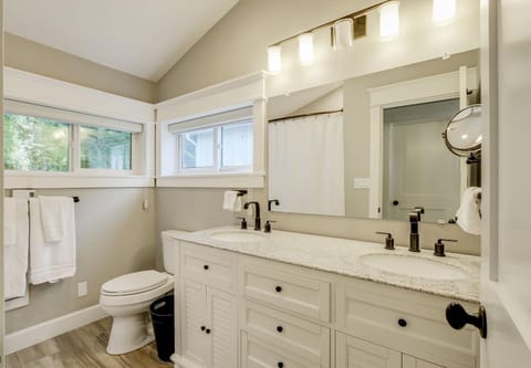 Shower, Toilet, Bathroom, Bath, towels