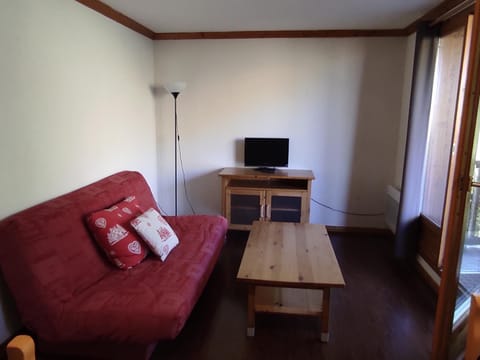 Appartement Montagne 4 Pers, Balcon et Piscine - FR-1-814-162 Apartment in Besse-et-Saint-Anastaise