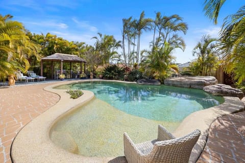 Pool view, Swimming pool, sunbed