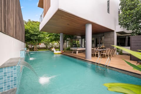 Property building, Day, Garden, Pool view, Swimming pool