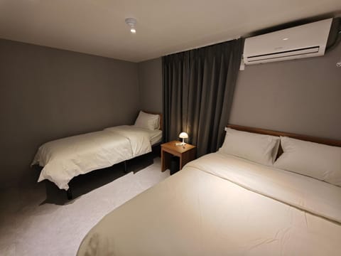 Bed, Photo of the whole room, Decorative detail, Bedroom, Area and facilities, air conditioner
