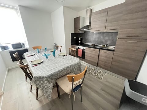 Kitchen or kitchenette, Dining area, oven, stove