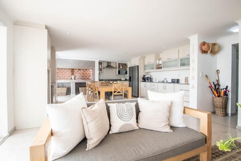 Kitchen or kitchenette, Seating area, Dining area