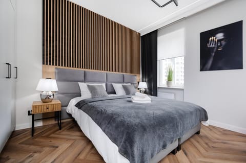 Bed, Living room, Decorative detail, towels