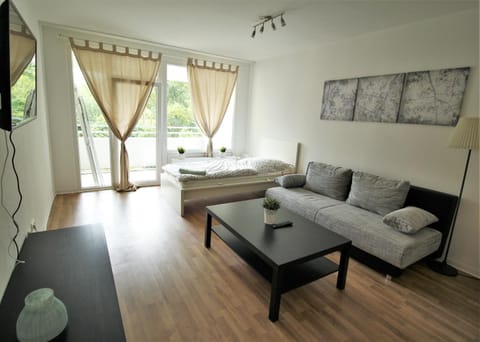 TV and multimedia, Balcony/Terrace, Photo of the whole room, Seating area, Bedroom