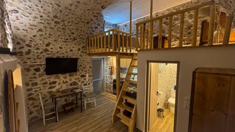 TV and multimedia, Kitchen or kitchenette, Dining area, Evening entertainment