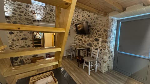 TV and multimedia, Kitchen or kitchenette, Living room, Seating area, Dining area