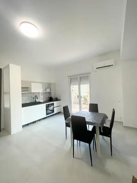 Kitchen or kitchenette, Seating area, stove
