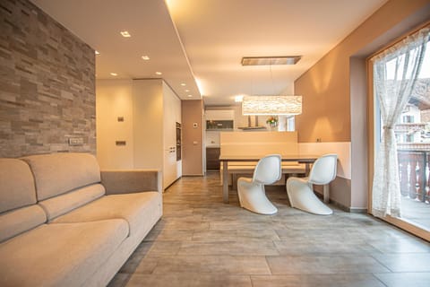 Kitchen or kitchenette, Seating area, Dining area