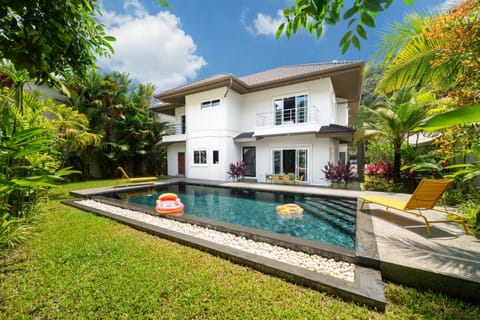 Property building, Day, Garden, Balcony/Terrace, Swimming pool, Swimming pool, sunbed