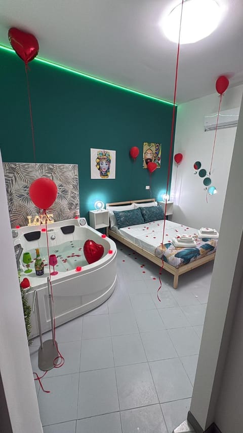 Hot Tub, Bedroom
