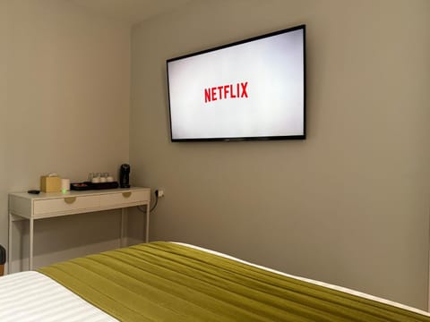 Bed, TV and multimedia, Bedroom