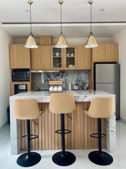 Kitchen or kitchenette, Lounge or bar, Dining area, minibar, oven, stove, kitchen, kitchen